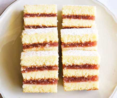 Prajitura-cu-foi-si-jeleu-de-rubarba-