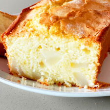 Chec cu pere si iaurt