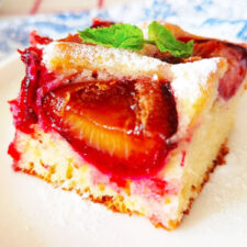 Prajitura pufoasa cu iaurt si prune