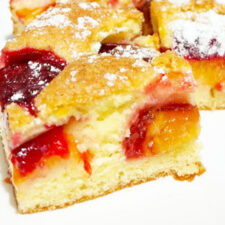 Prajitura pufoasa cu unt si prune