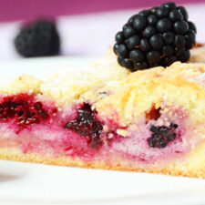 Tarta cu mure si crumble